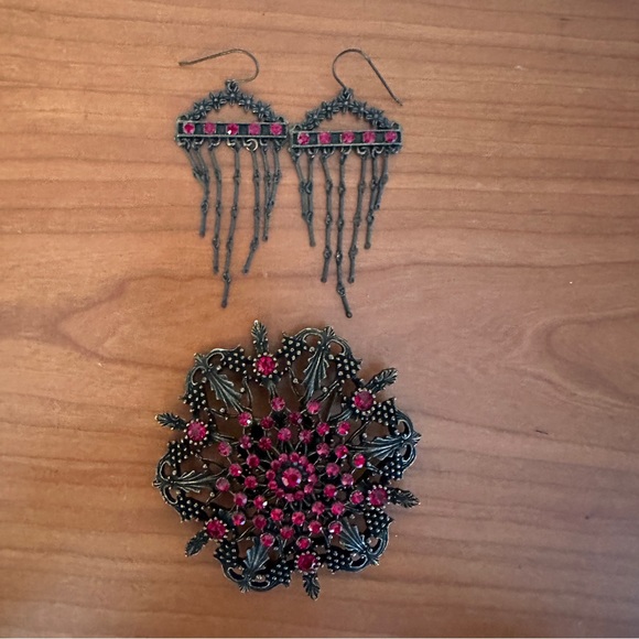 Brooch with red “stones” and matching pierced earrings - Picture 2 of 12